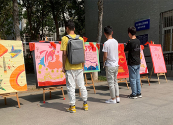 电子通信工程学院党总支举办庆祝新中国70周年华诞“我和我的祖国”手绘海报展活动