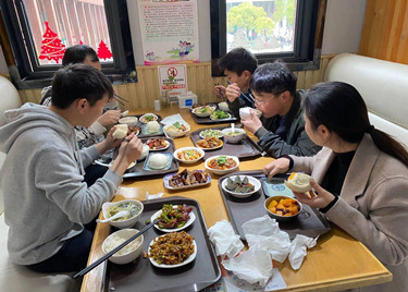 金沙威尼斯开展第一期“院长喊我来吃饭”活动